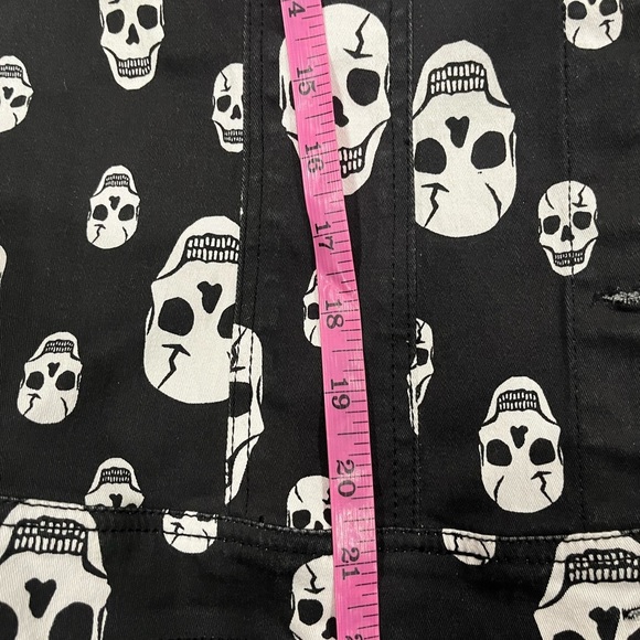 [L/PTP18”]Tripp NYC Black Toxic Skull Print Denim Vest - Picture 7 of 8